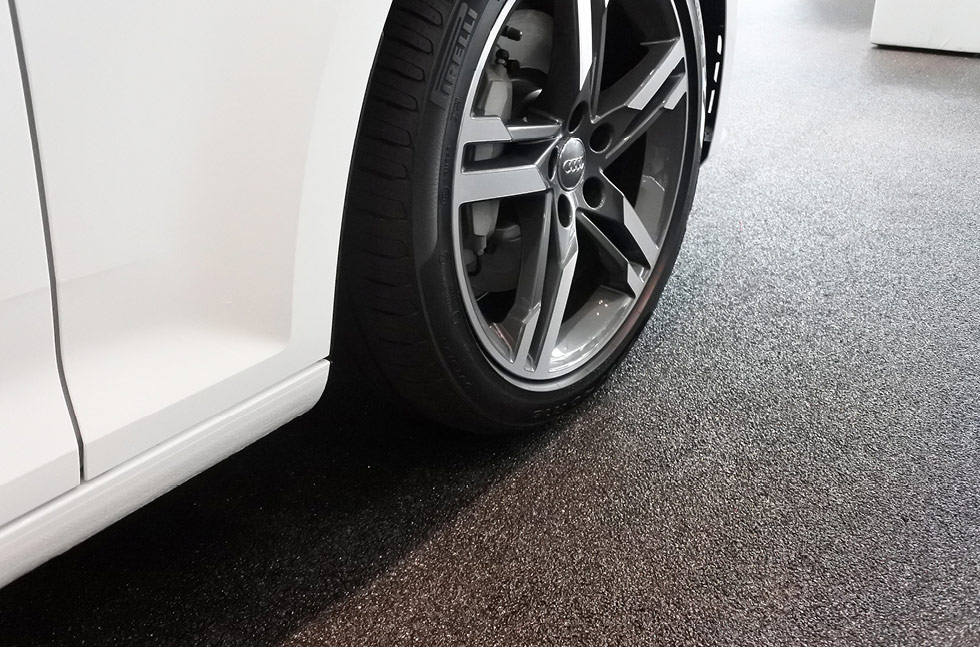 „Каменният килим“ в автомобилния шоурум на Audi в Индонезия
